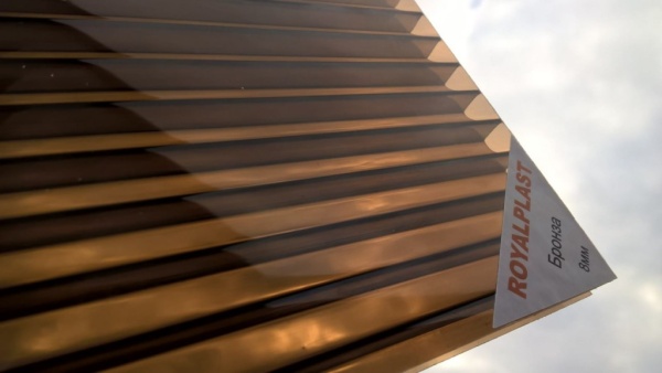 фото Роскошная бронза для Вашего навеса: сотовый поликарбонат ROYALPLAST 8 мм!